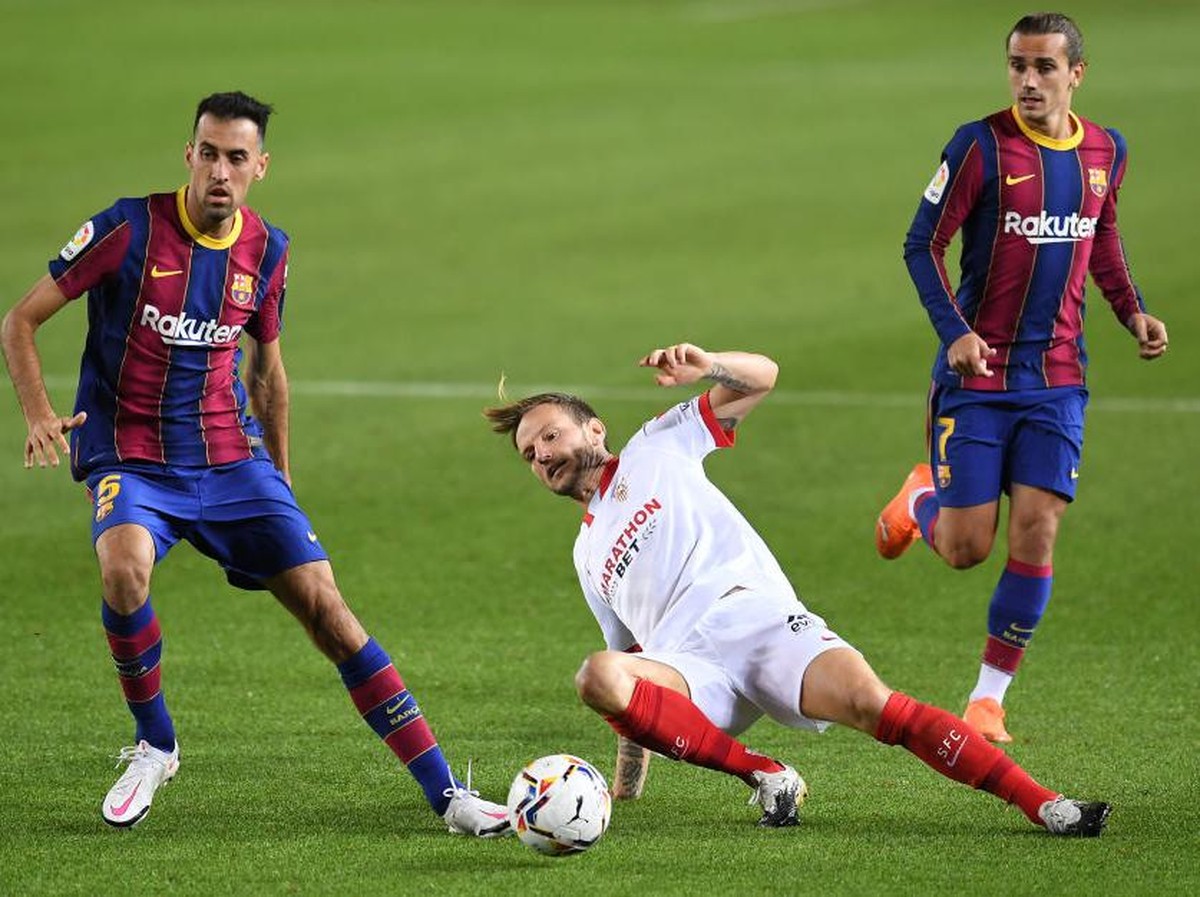 Sevilla menahan imbang Barcelona. Foto: Getty Images/David Ramos