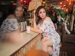 Celine Evangelista Murung dalam Pelukan Jennifer Ipel