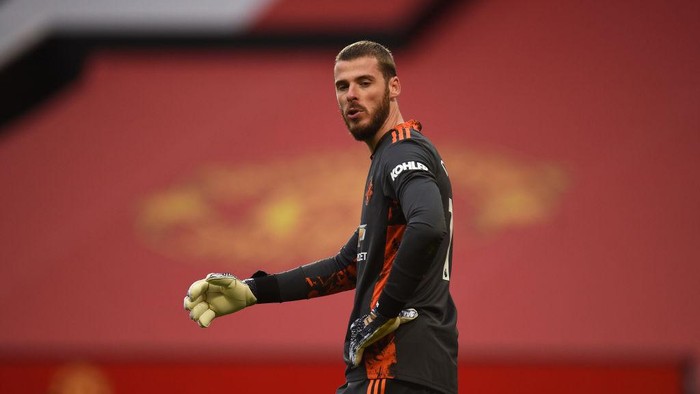 MANCHESTER, ENGLAND - OCTOBER 04: David De Gea of Manchester United reacts during the Premier League match between Manchester United and Tottenham Hotspur at Old Trafford on October 04, 2020 in Manchester, England. Sporting stadiums around the UK remain under strict restrictions due to the Coronavirus Pandemic as Government social distancing laws prohibit fans inside venues resulting in games being played behind closed doors. (Photo by Oli Scarff - Pool/Getty Images)
