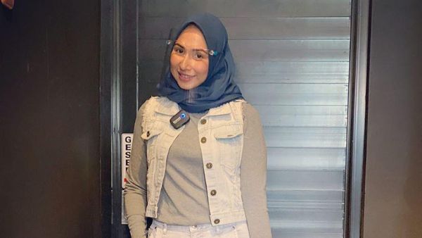 8 Gaya Deswita Maharani yang Berhijab Setelah Mendapat Hidayah