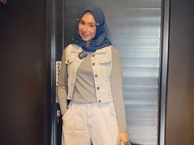8 Gaya Deswita Maharani yang Berhijab Setelah Mendapat Hidayah