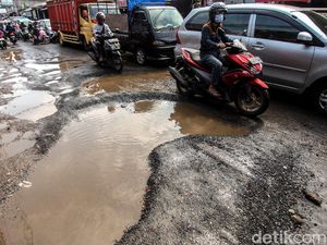 Duh, Jalan Berlubang di Kabupaten Bogor Bahayakan Pengendara