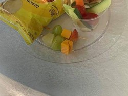 Duh! Suguhan Makan di Pesta Pernikahan Ini Kayak Jajanan Bocah