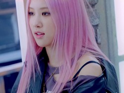 8 Gaya Blackpink di MV Lovesick Girls, Kasual Tapi Harganya Nggak Santai