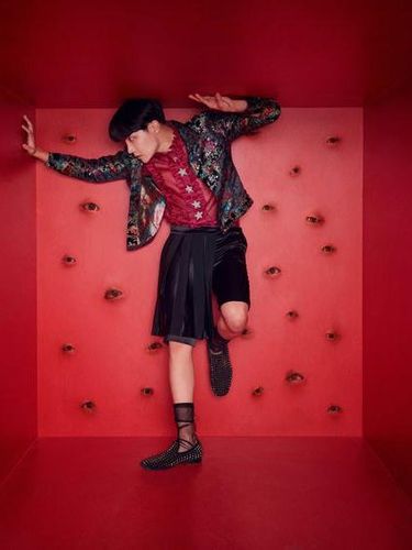 Jika diperhatikan lebih maka outfit ini padupadan dari berbagai fashion item.