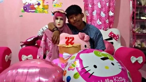 10 Potret Kocak Tapi Ngenes Kehaluan Para Jomblo yang Pacaran Sama Manekin