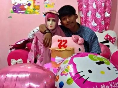 10 Potret Kocak Tapi Ngenes Kehaluan Para Jomblo yang Pacaran Sama Manekin