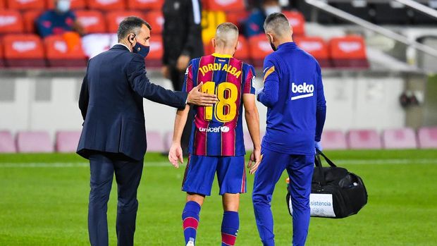 BARCELONA, SPAIN - OCTOBER 04: Jordi Alba of FC Barcelona walks off the pitch after being injured during the La Liga Santander match between FC Barcelona and Sevilla FC at Camp Nou on October 04, 2020 in Barcelona, Spain. Football Stadiums around Europe remain empty due to the Coronavirus Pandemic as Government social distancing laws prohibit fans inside venues resulting in fixtures being played behind closed doors. (Photo by David Ramos/Getty Images)