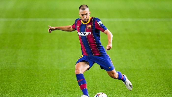 BARCELONA, SPAIN - OCTOBER 04: Jordi Alba of FC Barcelona runs with the ball during the La Liga Santander match between FC Barcelona and Sevilla FC at Camp Nou on October 04, 2020 in Barcelona, Spain. Football Stadiums around Europe remain empty due to the Coronavirus Pandemic as Government social distancing laws prohibit fans inside venues resulting in fixtures being played behind closed doors. (Photo by David Ramos/Getty Images)
