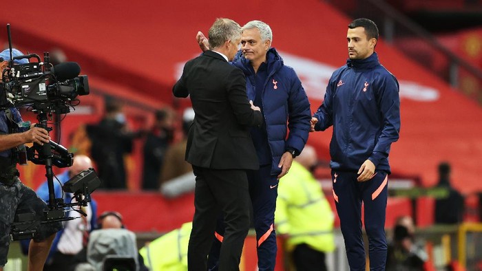MANCHESTER, ENGLAND - OCTOBER 04: Jose Mourinho, Manager of Tottenham Hotspur and assistant Joao Sacramento shake hands with Ole Gunnar Solskjaer, Manager of Manchester United  during the Premier League match between Manchester United and Tottenham Hotspur at Old Trafford on October 04, 2020 in Manchester, England. Sporting stadiums around the UK remain under strict restrictions due to the Coronavirus Pandemic as Government social distancing laws prohibit fans inside venues resulting in games being played behind closed doors. (Photo by Carl Recine - Pool/Getty Images)