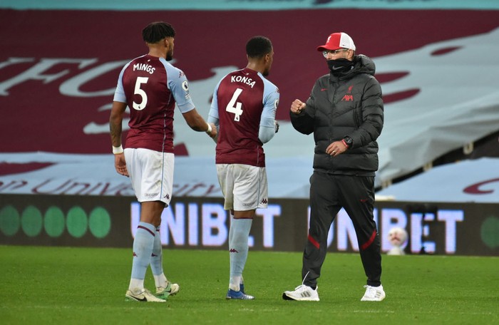 BIRMINGHAM, ENGLAND - OCTOBER 04: Jurgen Klopp, Manager of Liverpool  speaks with players from Aston Villa after the Premier League match between Aston Villa and Liverpool at Villa Park on October 04, 2020 in Birmingham, England. Sporting stadiums around the UK remain under strict restrictions due to the Coronavirus Pandemic as Government social distancing laws prohibit fans inside venues resulting in games being played behind closed doors. (Photo by Rui Vieira - Pool/Getty Images)