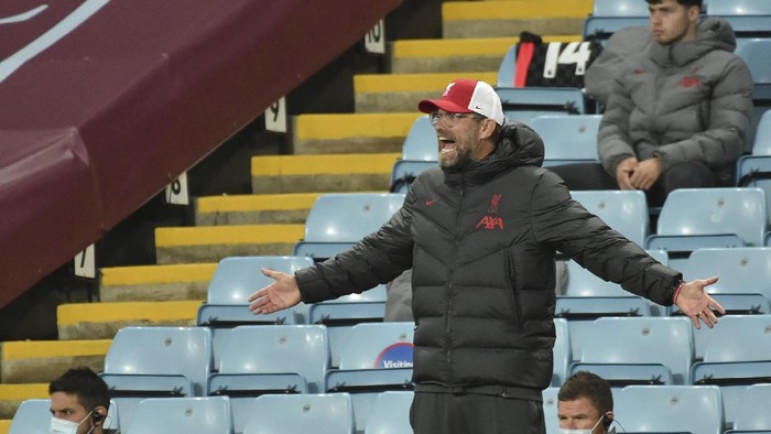Liverpools manager Jurgen Klopp shouts out from the touchline during the English Premier League soccer match between Aston Villa and Liverpool at the Villa Park stadium in Birmingham, England, Sunday, Oct. 4, 2020. (AP Photo/Rui Vieira, Pool)