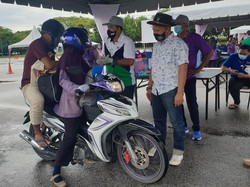 Perjuangan Ibu Penjual Kue Antar Anak ke Kampus Pakai Motor Sejauh 50 Km