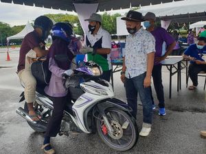 Perjuangan Ibu Penjual Kue Antar Anak ke Kampus Pakai Motor Sejauh 50 Km Perjuangan Ibu Penjual Kue Antar Anak ke Kampus Pakai Motor Sejauh 50 Km