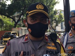 Ngaku Anak Dibawa Kabur, Perempuan Ini Demo Sendirian di Depan Istana