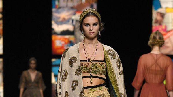 Ini 15 Koleksi Terbaru Dior di Paris Fashion Week, Kain Endek Bali Ikut Eksis