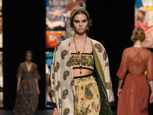 Ini 15 Koleksi Terbaru Dior di Paris Fashion Week, Kain Endek Bali Ikut Eksis