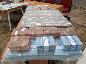 Penampakan Tumpukan Uang Rp 9 M, Barang Bukti Pembobolan Bank dan Grab Penampakan Tumpukan Uang Rp 9 M, Barang Bukti Pembobolan Bank dan Grab
