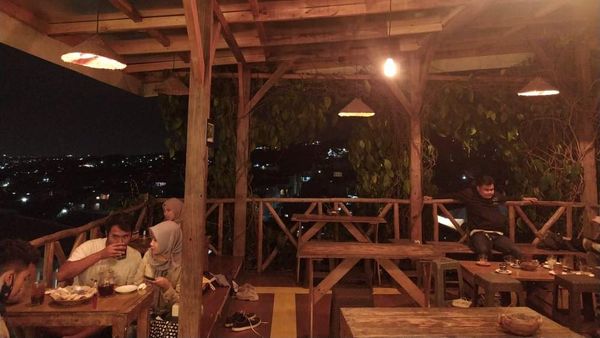 Foto: Kedai Kopi dengan Pemandangan Indah Bandung Saat Malam