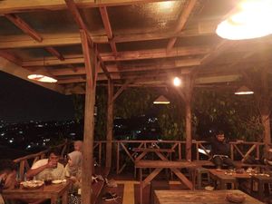 Foto: Kedai Kopi dengan Pemandangan Indah Bandung Saat Malam Foto: Kedai Kopi dengan Pemandangan Indah Bandung Saat Malam