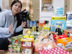 Korsel Beri Paket Rp 5 Juta untuk Isolasi Mandiri, Isinya Makanan Enak!