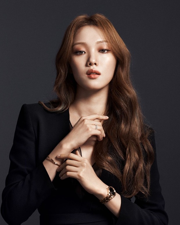 Lee Sung Kyung berpose untuk koleksi jam tangan DW
