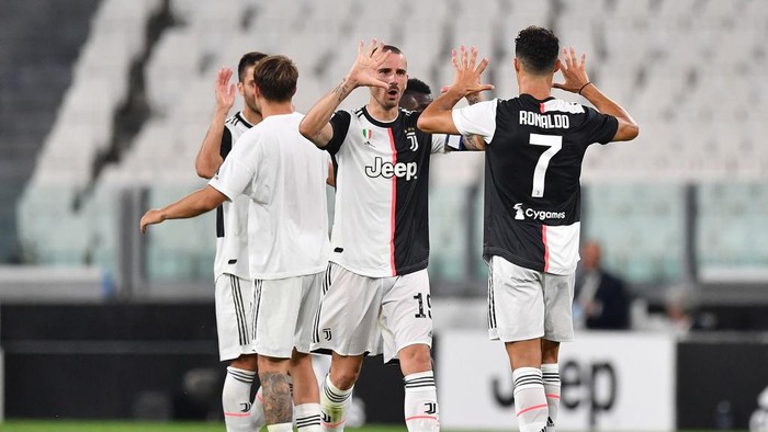 TURIN, ITALY - JULY 20:  Cristiano Ronaldo (R) of Juventus celebrates the victory with team mate Leonardo Bonucci at the end of the Serie A match between Juventus and  SS Lazio at Allianz Stadium on July 20, 2020 in Turin, Italy.  (Photo by Valerio Pennicino/Getty Images)