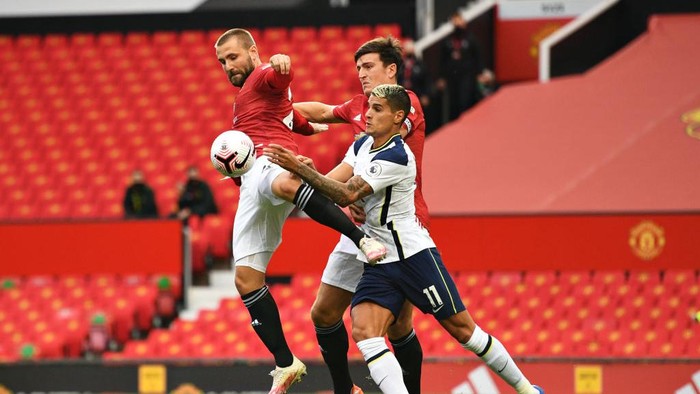 MANCHESTER, ENGLAND - OCTOBER 04: Erik Lamela of Tottenham Hotspur battles for possession with Luke Shaw and Harry Maguire of Manchester United during the Premier League match between Manchester United and Tottenham Hotspur at Old Trafford on October 04, 2020 in Manchester, England. Sporting stadiums around the UK remain under strict restrictions due to the Coronavirus Pandemic as Government social distancing laws prohibit fans inside venues resulting in games being played behind closed doors. (Photo by Oli Scarff - Pool/Getty Images)