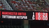 Papan skor di Old Trafford tahun lalu. (Foto: Getty Images/Alex Livesey)