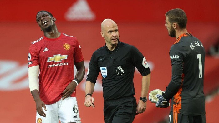 MANCHESTER, ENGLAND - OCTOBER 04: Paul Pogba and David De Gea react after Referee Anthony Taylor awards a penalty during the Premier League match between Manchester United and Tottenham Hotspur at Old Trafford on October 04, 2020 in Manchester, England. Sporting stadiums around the UK remain under strict restrictions due to the Coronavirus Pandemic as Government social distancing laws prohibit fans inside venues resulting in games being played behind closed doors. (Photo by Carl Recine - Pool/Getty Images)