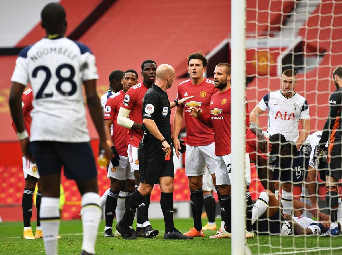 Pemain Manchester United ramai-ramai minta maaf karena dihajar Tottenham Hotspur. (Foto: Getty Images/Pool)