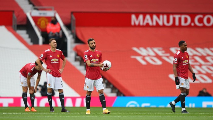 MANCHESTER, ENGLAND - OCTOBER 04: Bruno Fernandes of Manchester United reacts after Tottenham Hotspur score their first goal during the Premier League match between Manchester United and Tottenham Hotspur at Old Trafford on October 04, 2020 in Manchester, England. Sporting stadiums around the UK remain under strict restrictions due to the Coronavirus Pandemic as Government social distancing laws prohibit fans inside venues resulting in games being played behind closed doors. (Photo by Alex Livesey/Getty Images)