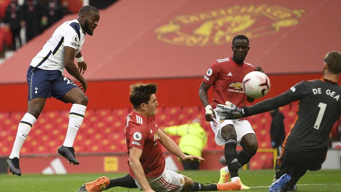 Tottenhams Tanguy Ndombele, left, scores his sides first goal during the English Premier League soccer match between Manchester United and Tottenham Hotspur at Old Trafford in Manchester, England, Sunday, Oct. 4, 2020. (Oli Scarff/Pool via AP)