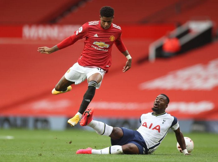 MANCHESTER, ENGLAND - OCTOBER 04: Marcus Rashford of Manchester United  battles for possession with  Serge Aurier of Tottenham Hotspur   during the Premier League match between Manchester United and Tottenham Hotspur at Old Trafford on October 04, 2020 in Manchester, England. Sporting stadiums around the UK remain under strict restrictions due to the Coronavirus Pandemic as Government social distancing laws prohibit fans inside venues resulting in games being played behind closed doors. (Photo by Carl Recine - Pool/Getty Images)