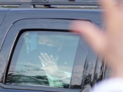 Trump Sempat-sempatnya Menyapa Pendukung Meski Tengah Dirawat