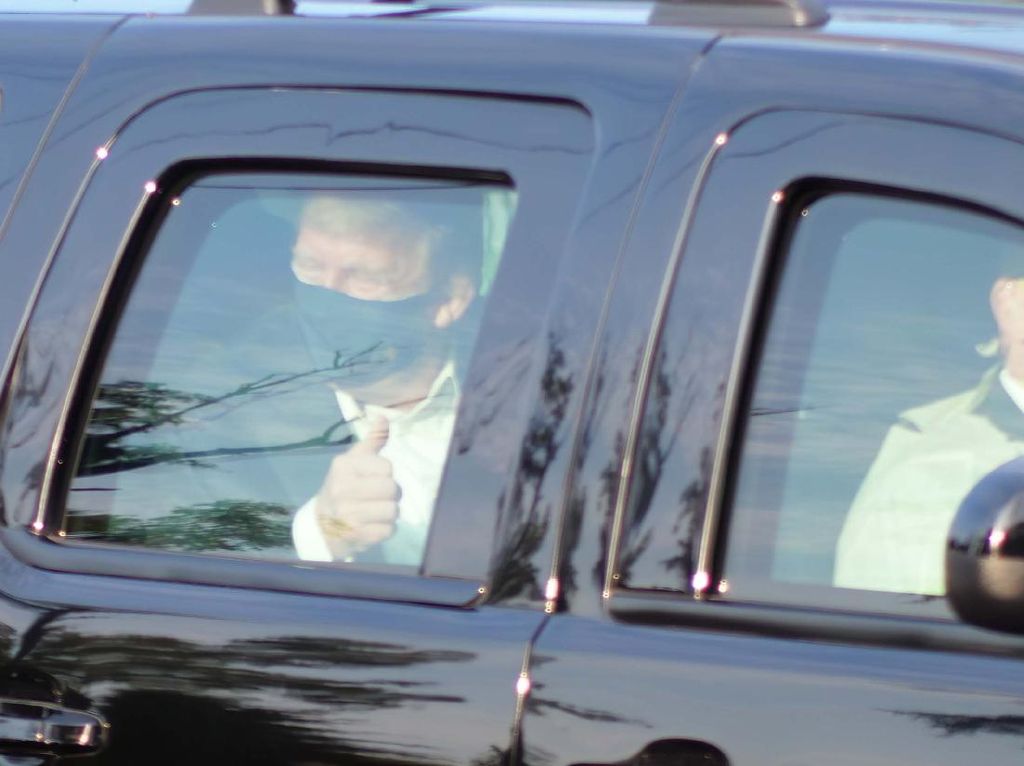 Masih Corona Trump Jalan-jalan Naik SUV Hitam, Kok Nggak Pakai The Beast? Masih Corona Trump Jalan-jalan Naik SUV Hitam, Kok Nggak Pakai The Beast?