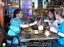 Keseruan Member Oh My Girl Saat Cicip Mie Rica hingga Es Kelapa