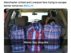 Meme fans MU dan Liverpool kompak mau kabur sembunyi. (Foto: internet/Twitter)