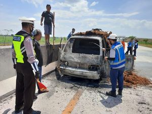 Berawal As Roda Lepas, Sebuah Pikap Muat Tembakau Terbakar di Tol Ngawi