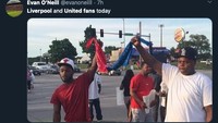 Salah satu fans MU dan Liverpool lagi kompakan. (Foto: internet/Twitter)