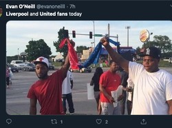 Salah satu fans MU dan Liverpool lagi kompakan. (Foto: internet/Twitter)