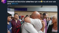 MU dan Liverpool sama-sama habis kalah telak. Fansnya pun berpelukan. (Foto: internet/Twitter)