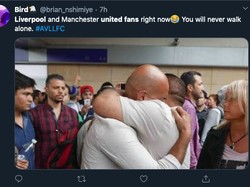 MU dan Liverpool sama-sama habis kalah telak. Fansnya pun berpelukan. (Foto: internet/Twitter)