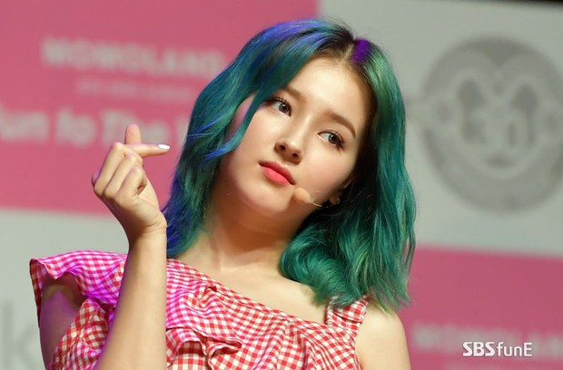 Nancy MOMOLAND/ Foto: sbsfune.sbs.co.kr rambut hijau nancy momoland di era Baam