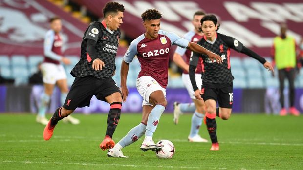 BIRMINGHAM, ENGLAND - OCTOBER 04: Ollie Watkins of Aston Villa  celebrates after he scores his team's fourth goal and his hat-rick  during the Premier League match between Aston Villa and Liverpool at Villa Park on October 04, 2020 in Birmingham, England. Sporting stadiums around the UK remain under strict restrictions due to the Coronavirus Pandemic as Government social distancing laws prohibit fans inside venues resulting in games being played behind closed doors. (Photo by Rui Vieira - Pool/Getty Images)
