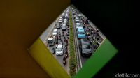 Kawasan Pasar Minggu Padat Merayap Saat Jakarta PSBB Ketat