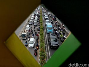 Kawasan Pasar Minggu Padat Merayap Saat Jakarta PSBB Ketat