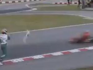 Pebalap Ngamuk Lempar Bemper ke Lawan, Dihukum Larangan Kompetisi 15 Tahun! Pebalap Ngamuk Lempar Bemper ke Lawan, Dihukum Larangan Kompetisi 15 Tahun!