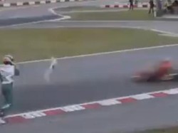 Barbar! Pebalap Ini Ngamuk Lempar Bemper ke Lawan