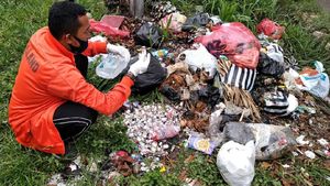 Penampakan Limbah Botol Vaksin yang Dibuang Sembarangan di Cianjur